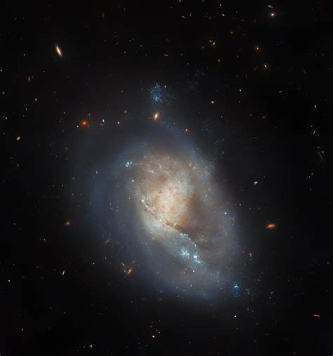 H­u­b­b­l­e­,­ ­e­ş­i­n­d­e­n­ ­y­ı­l­d­ı­z­ ­o­l­u­ş­u­m­u­n­u­ ­i­k­n­a­ ­e­d­e­n­ ­ç­a­r­p­ı­k­ ­b­i­r­ ­g­a­l­a­k­s­i­y­i­ ­g­ö­z­l­e­m­l­i­y­o­r­